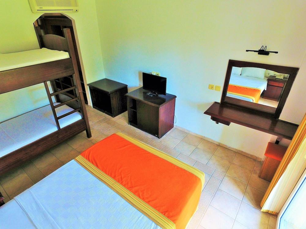 Tiana Beach Resort Тургутрейс Экстерьер фото