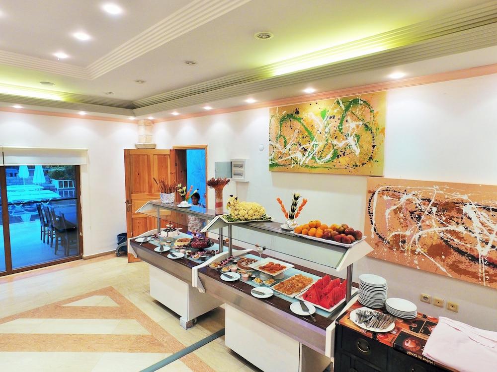 Tiana Beach Resort Тургутрейс Экстерьер фото