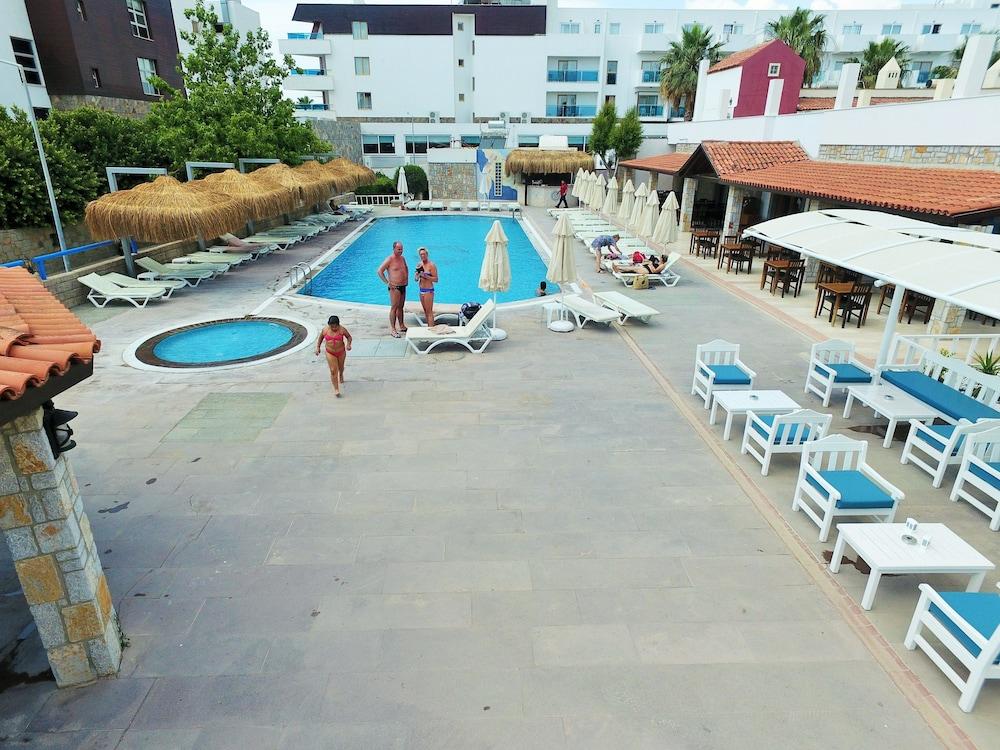 Tiana Beach Resort Тургутрейс Экстерьер фото